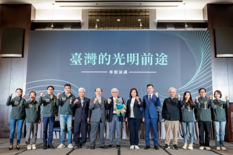 曹興誠今天（6日）受邀至新竹市專題演講，民進黨立院總召柯建銘、民進黨新竹市長候選人沈慧虹也擔任引言人。沈慧虹競辦提供