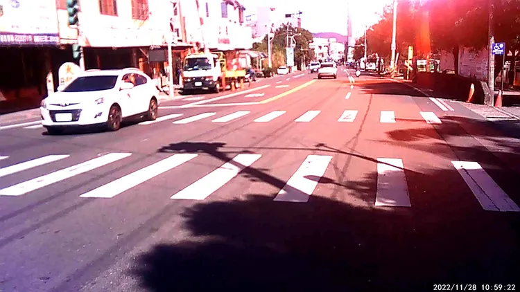 爆炸伴隨閃光，讓經過的女騎士嚇一大跳。民眾提供