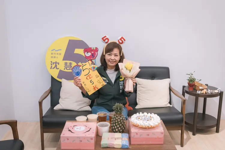 車掃後因雨勢取消部分路線，許多支持者直奔競選總部，帶著熱飲薑汁地瓜、冷飲珍珠奶茶、水果鳳梨還有毛巾等，關心沈慧虹。沈慧虹競辦提供