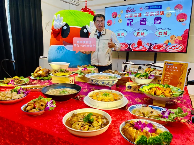 黃偉哲說，絕對物超所值，歡迎選購。王志弘攝