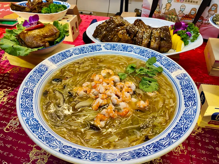 學甲市場蝦仁魚翅羹。王志弘攝