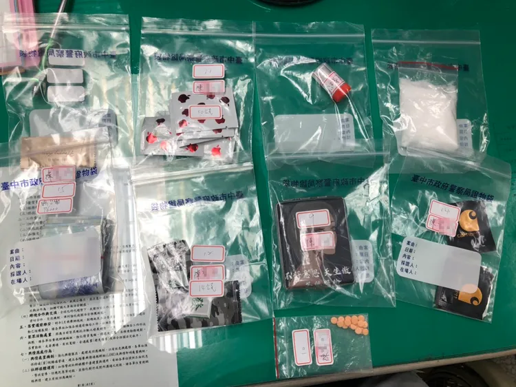 警方查獲的各式毒品。讀者提供