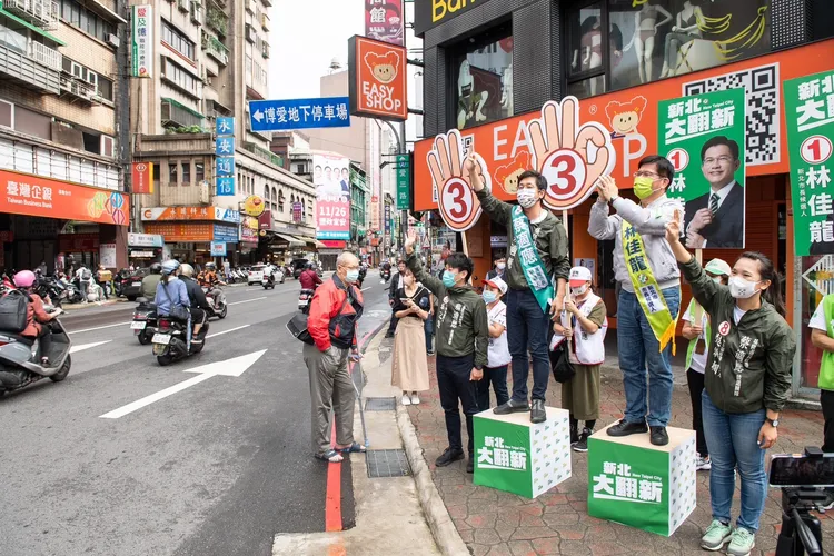 蔡適應與林佳龍今天在南榮路站接口向民眾拜票。林佳龍競總提供