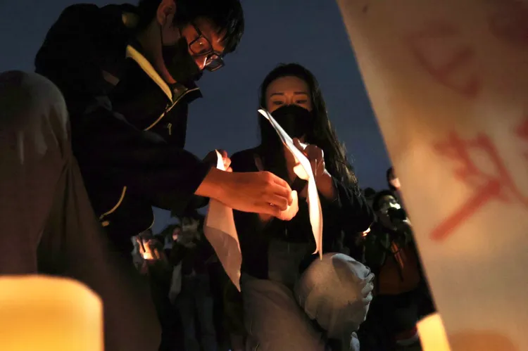 台大上百名學生今聚集總圖前為烏魯木齊大火逝世者哀悼。林林攝