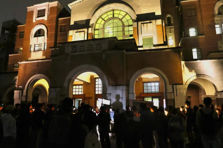 台大上百名學生今聚集總圖前為烏魯木齊大火逝世者哀悼。林林攝