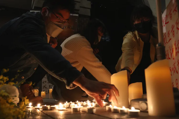 台大上百名學生今聚集總圖前為烏魯木齊大火逝世者哀悼。林林攝