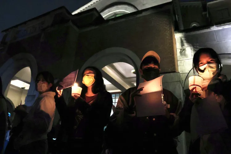 台大上百名學生今聚集總圖前為烏魯木齊大火逝世者哀悼。林林攝