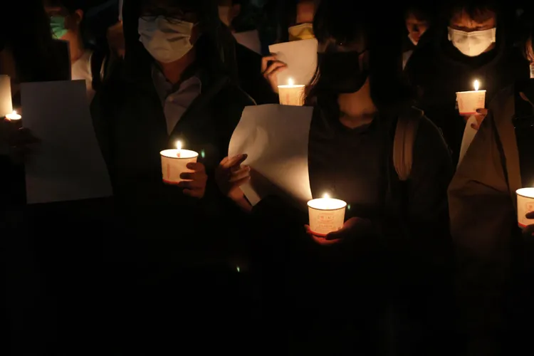 台大上百名學生今聚集總圖前為烏魯木齊大火逝世者哀悼。林林攝