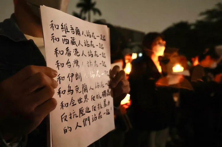 台大上百名學生今聚集總圖前為烏魯木齊大火逝世者哀悼。林林攝