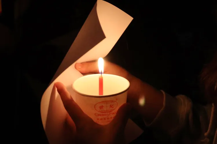 台大上百名學生今聚集總圖前為烏魯木齊大火逝世者哀悼。林林攝