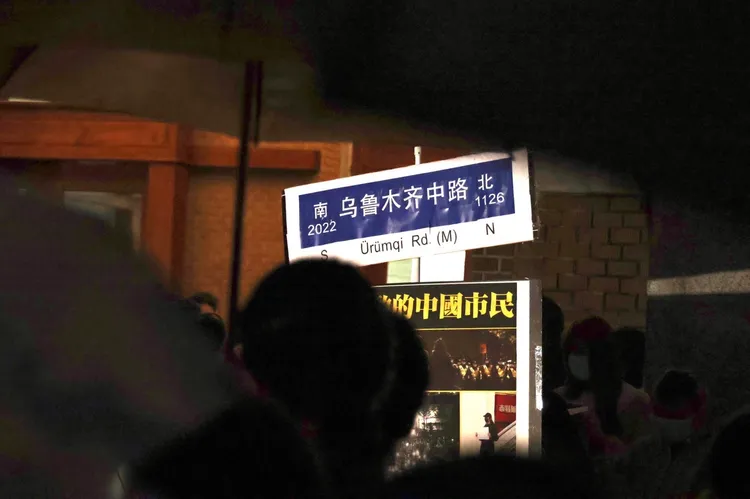 台大上百名學生今聚集總圖前為烏魯木齊大火逝世者哀悼。林林攝