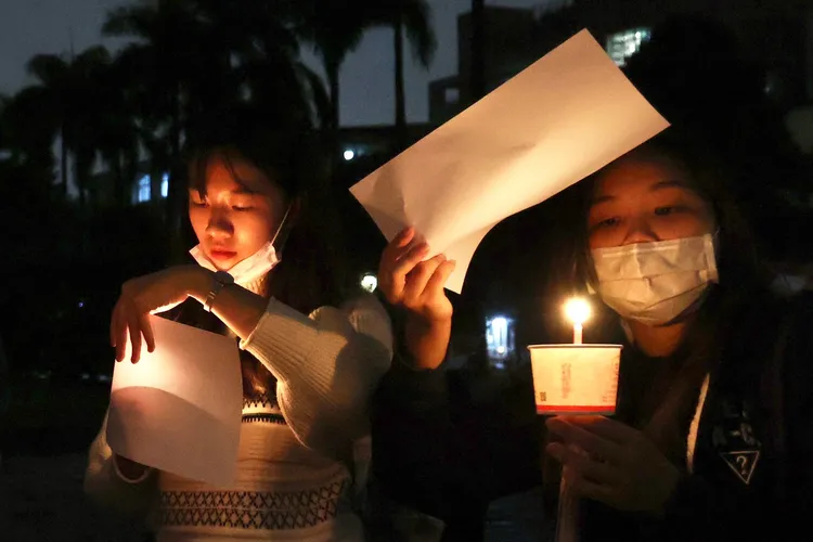 台大上百名學生今聚集總圖前為烏魯木齊大火逝世者哀悼。林林攝