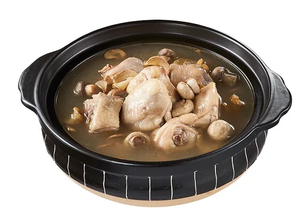 初霧洋菇麻油雞採用霧峰米與埔里水精釀的「初霧燒酎」入湯，搭配國產雞肉、台中洋菇一同燉煮。業者提供