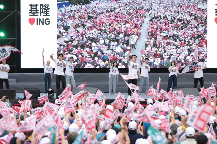 現場湧入1萬多名支持者高喊凍蒜。蔡適應競選提供