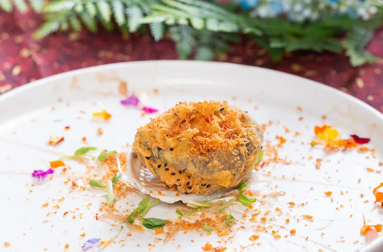 經典港式避風塘脆皮活鮑魚，酥脆的外皮微辣的口感，最適合跟家人舉杯歡慶。李方艾美提供