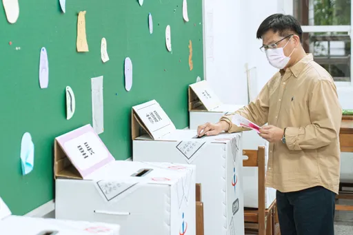 林佳龍赴板橋光復國中投票　最暖幸運物是「她」