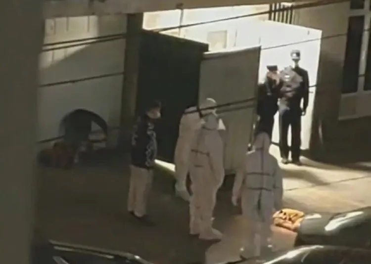 11/4晚間，內蒙呼和浩特民警和防疫人員到場，確認墜樓女子已死亡。翻攝微博