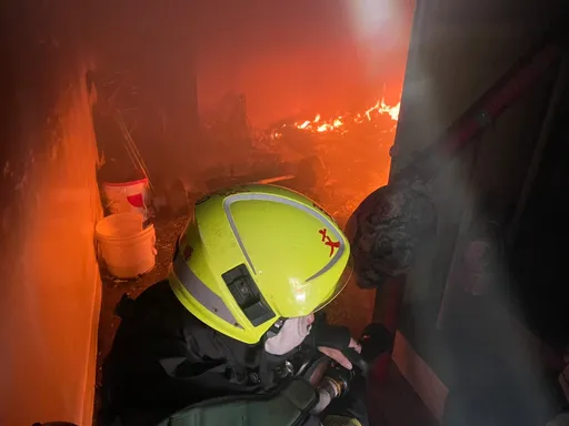 獨居男疑縱火　燒掉一床棉被