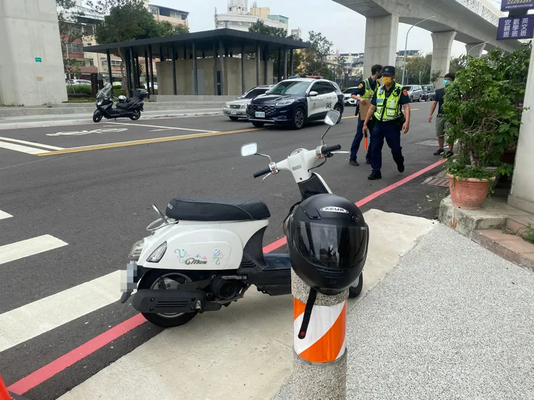 陳姓男子疑似精神恍惚，騎乘白色機車在國光路與建國南路發生車禍，員警當場查出他酒駕。張喆喜攝