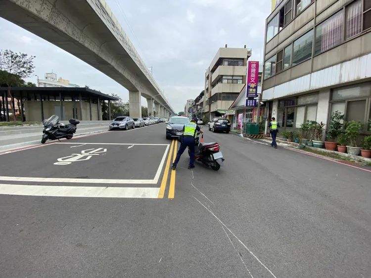 與酒駕陳男發生碰撞的機車倒在路口中央處，地上還有一道明顯刮痕。張喆喜攝