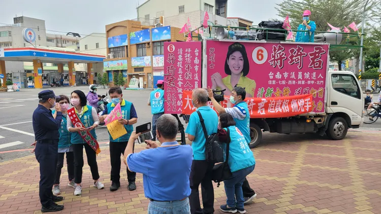 蔣琦君到學甲分局遞交陳情書要警方儘速破案，公布真相。劉榮輝攝