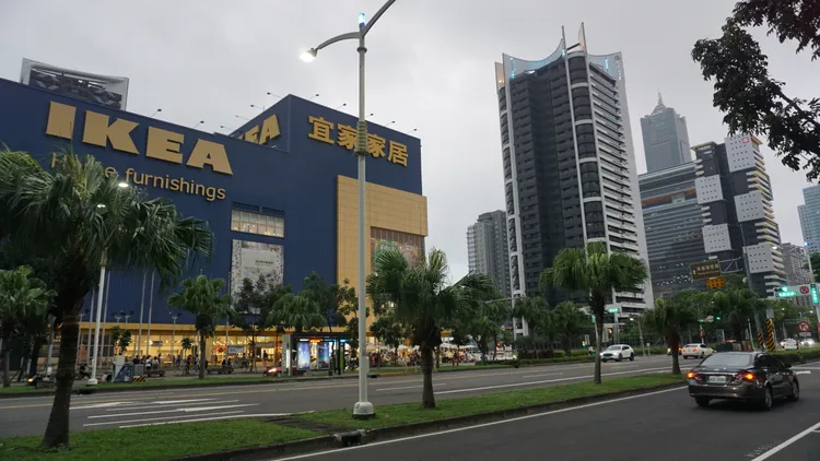 新屋房價不斷上揚，帶動中古屋房價提升，但高雄居住人口也不斷減少。葉家銘攝