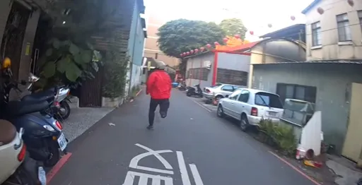 遇警盤查拔腿奔 體力太差喘噓噓!通緝犯跑百米投降