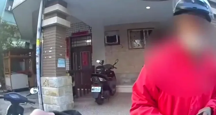 許男回答警方「都正常啊」，下秒隨即轉身逃跑。讀者提供