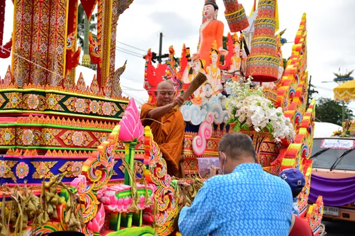 夸张！泰国寺庙和尚验毒全没过被逐　村民哀嚎无法做功德