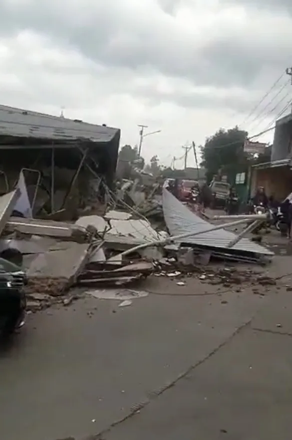 災區道路多處因倒塌的房舍受阻。翻攝推特@78Tieta