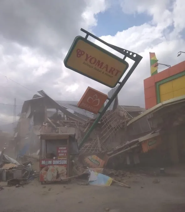 印尼西爪哇省席安約居民拍攝當地災情，建物歪斜、店招搖搖欲墜。翻攝推特@tanyakanrl