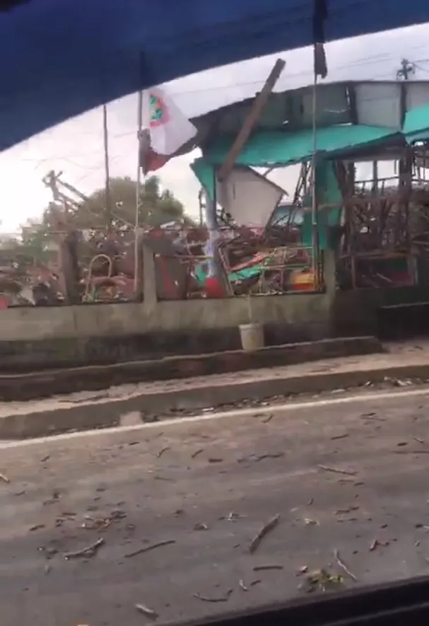 地震發生後，震央災區民眾駕車在街上觀察災情時拍下房屋倒塌的情況。翻攝推特@Shaggy_Solo