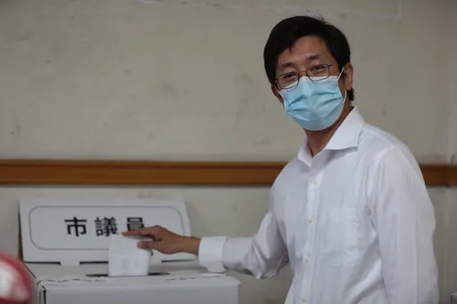 蔡適應、林右昌相偕起早投票　對結果「有信心」　