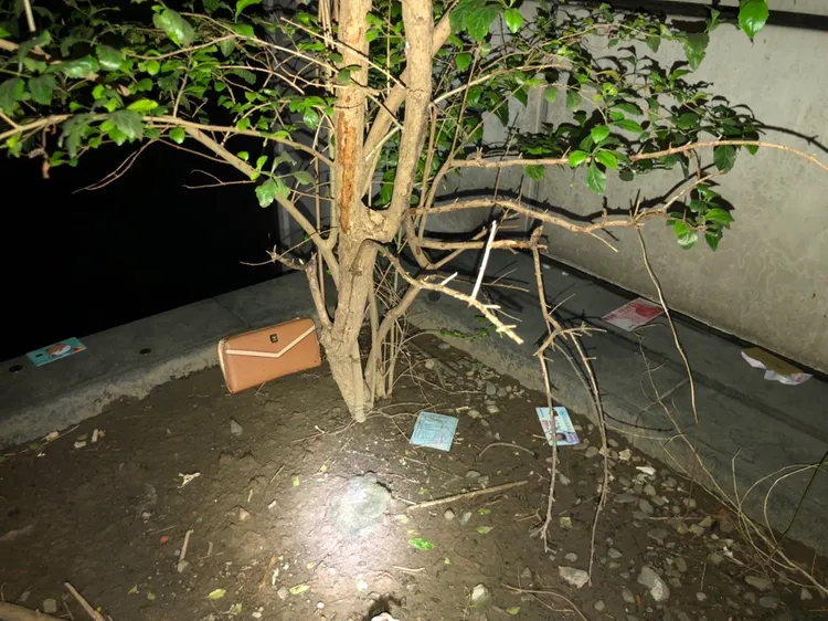 潘男行竊得手的財物散落一地。翻攝畫面