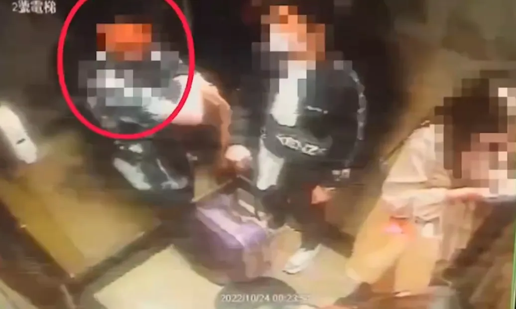 潘男搭电梯离开现场。翻摄画面