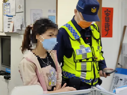 電動機車和手機都沒電 越籍女子和警員雞同鴨講靠「它」解圍
