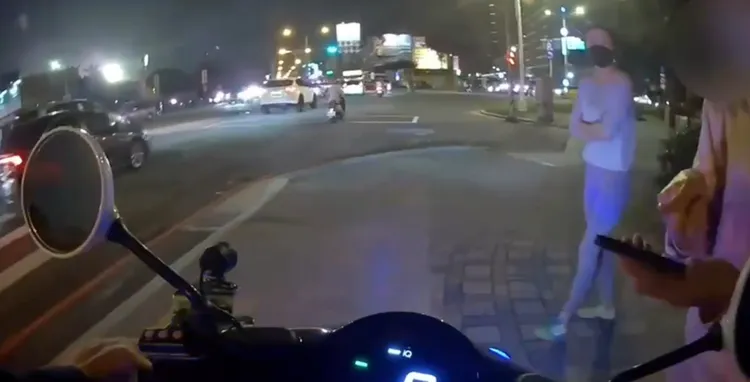 警方趨前詢問越籍女子需要什麼協助。讀者提供