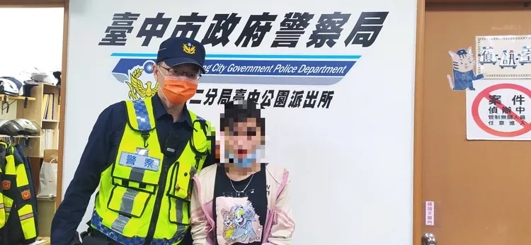 阮女離開派出所前，要求和所長吳政和合影留念。讀者提供