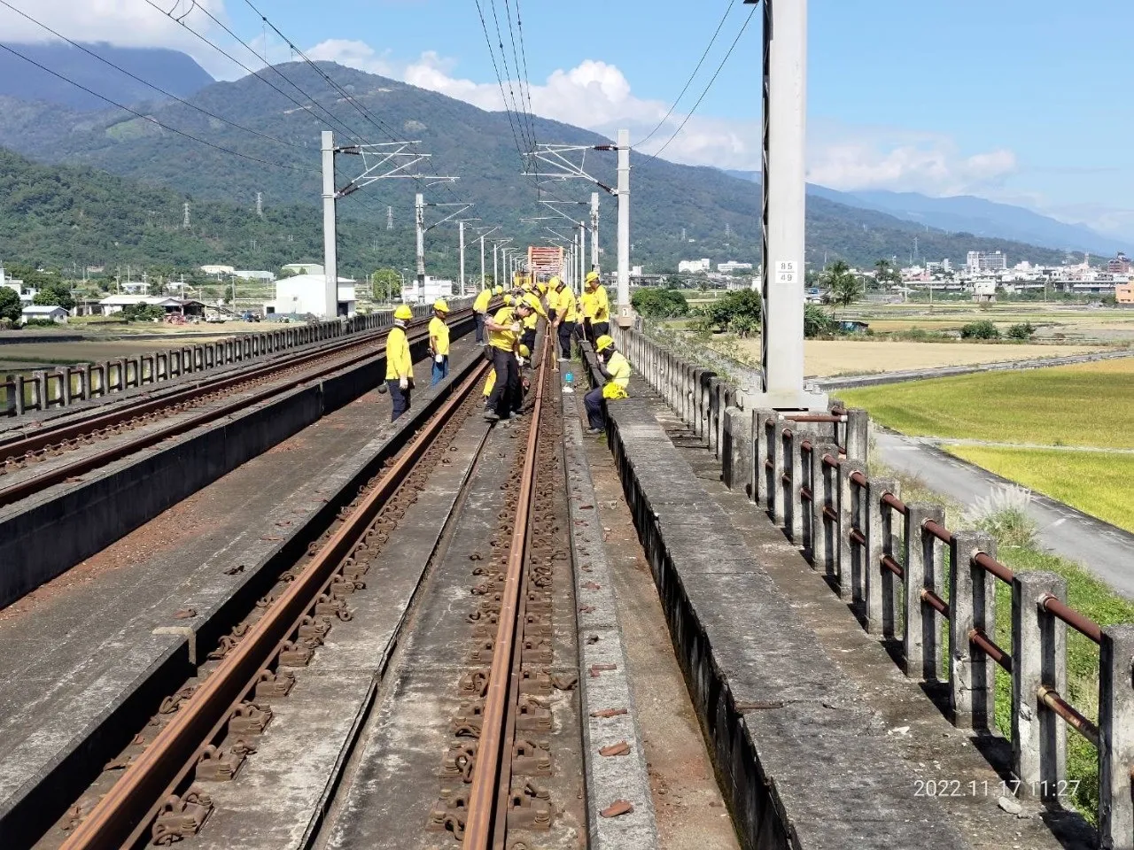 無道碴軌道鋼軌調整。台鐵提供