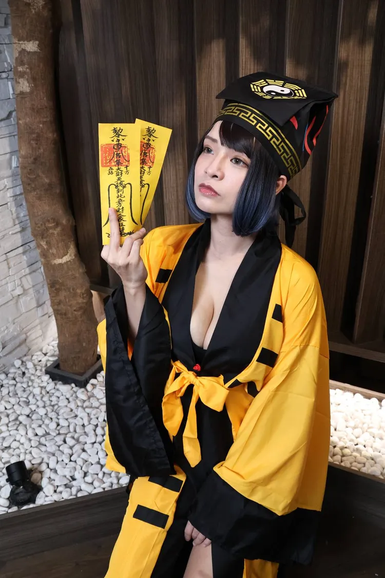 當個性感女道士。場地提供／禪云心養生會館葉志明攝