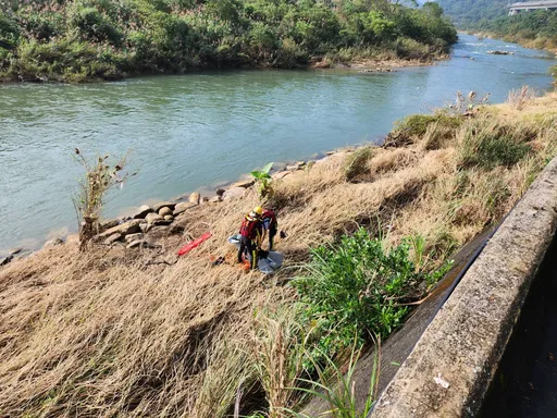 基隆河面驚現女子載浮 著灰衣紅褲已死亡警查身分
