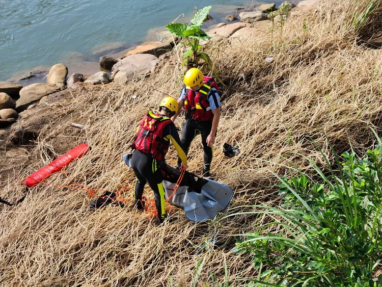 女浮屍年約60多歲，身上沒有證件。翻攝畫面