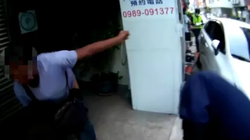 酒駕男拒測「屎攻」！當街脫褲抓糞噁片曝光　2警不幸被擊中