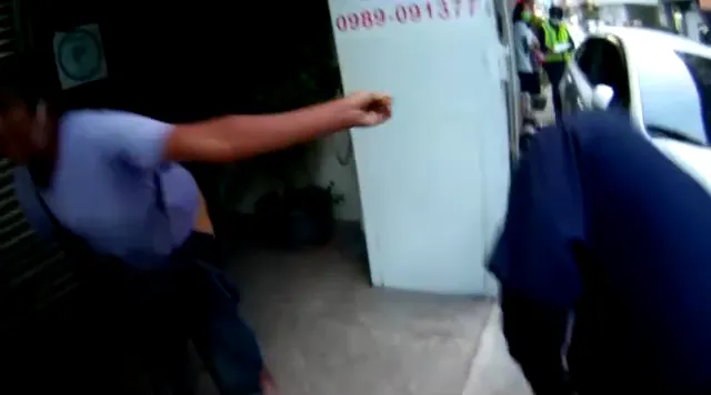 男子將糞便一把抓，往警察扔，兩名警察不幸被擊中。民眾提供
