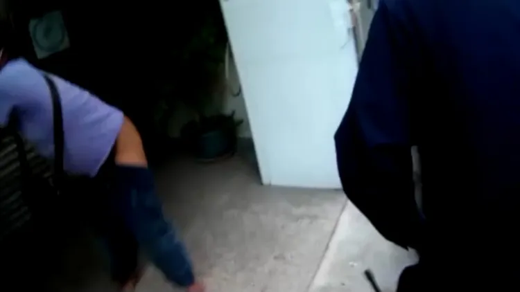 男子當街脫褲子徒手抓出剛拉出來的屎對現場警方丟擲。民眾提供