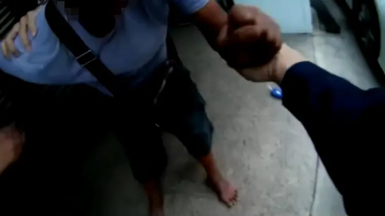 男子甚至還與警方拉扯。民眾提供
