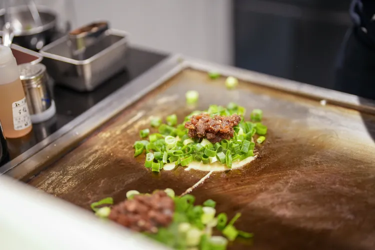 早餐可品嘗包裹著滿滿蔥花與牛肉丁、香氣四溢的大阪美食「蔥燒」。田欣雲攝