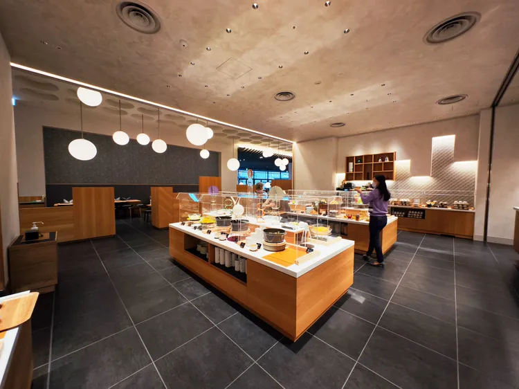 OMO Dining早餐除了自助餐檯，也可點選烏龍麵或大阪特色小吃。田欣雲攝