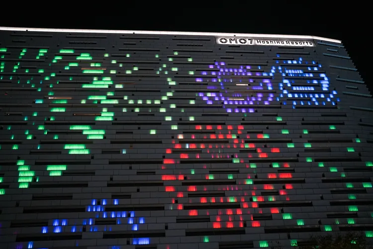 每晚兩場聲光煙火秀，21:00、21:50準時在「OMO7 大阪」的白色立面上演。田欣雲攝