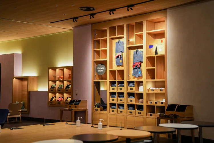 房客可在此拿取客房備品與租用室內服。田欣雲攝